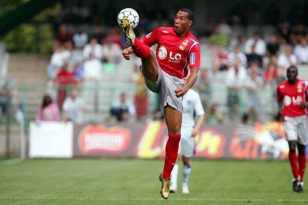 John Carew (Lyon) - Artistische Ballannahme Fußball Herren Trophee des Champions 2005, Supercup, Finale, Endspiel, AJ Auxerre - Olympique Lyonnais 1:4, OL Einzelbild pan10285 Auxerre Dynamik,  