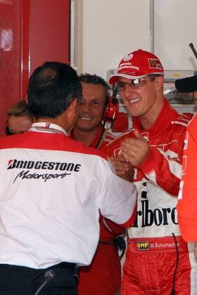 Michael Schumacher (Deutschland Ferrari) freut sich mit seiner Crew über die gewonnene Pole Position Motorsport Grand Prix Herren Großer Preis von Ungarn 2005, Formel 1 Weltmeisterschaft, F1, F, GP, WM, Qualifying Gruppe Hungaroring Budapest Freude,