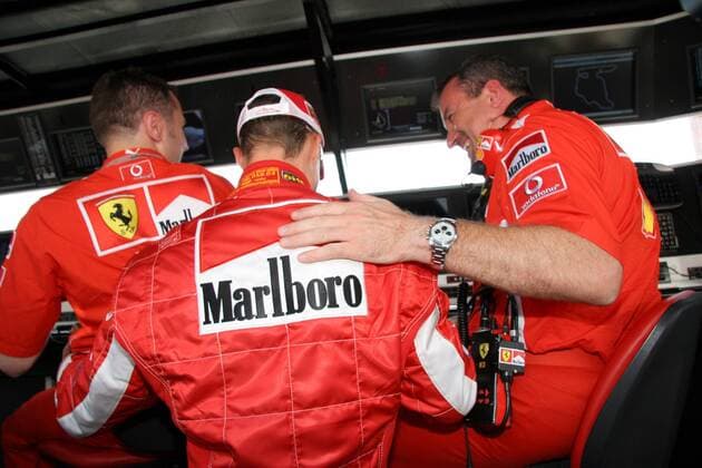 Michael Schumacher (Deutschland Ferrari) freut sich mit seiner Crew über die gewonnene Pole Position Motorsport Grand Prix Herren Großer Preis von Ungarn 2005, Formel 1 Weltmeisterschaft, F1, F, GP, WM, Qualifying Gruppe Hungaroring Budapest Freude,