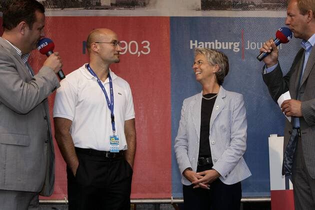 Christian Toetzke (2.v.li.), Vorstandsmitglied der upsolut - Agentur für Sport, und Alexandra Dinges Dierig (parteilos), Hamburgs Senatorin für Bildung und Sport, auf der NDRShowbühne bei den HEW Cyclassics 2005 Radsport Herren HEW Cyclassics 2005, ProTour, Straßenradsport, Straße, Rad, Vdig Gruppe Bildungssenatorin Hamburg