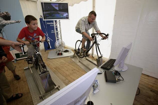 Im Rahmenprogramm der HEW Cyclassics 2005 können von den Zuschauern Rennradsimulatoren genutzt werden Radsport Herren HEW Cyclassics 2005, ProTour, Straßenradsport, Straße, Rad, Vdig Gruppe Hamburg