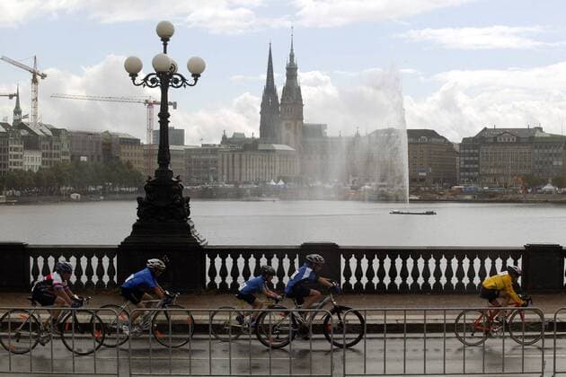Die Fahrer der Youngclassics, das Nachwuchsrennen der HEW Cyclassics 2005, passieren auf der Lombardsbrücke die Binnenalster Radsport Herren HEW Cyclassics 2005, Straßenradsport, Straße, Rad, Youngclassics, Nachwuchs, Jugend, Vdig Totale Hamburg