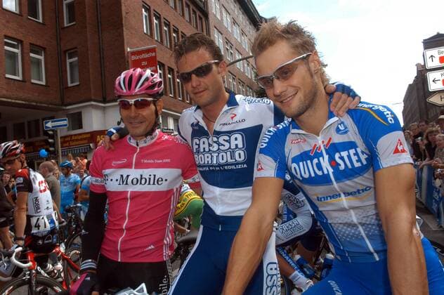 Favoritentreff, v. li.: Erik Zabel (Deutschland T Mobile), Alessandro Petacchi (Italien Fassa Bortolo) und Tom Boonen (Belgien Quick Step) -  Radsport Herren HEW Cyclassics 2005, ProTour, Straßenradsport, Straße, Rad Gruppe Hamburg Freude, Kameradschaft
