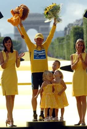 Gesamtsieger der Tour de France 2005: Lance Armstrong (USA Discovery Channel, Mitte) feiert seinen 7. Tourerfolg bei seiner letzten Teilnahme mit seinen Kindern Grace Elizabeth, Luke und Isabelle Rose und erntet dabei Applaus von den Hostessen Radsport Herren Tour de France 2005, ProTour, Straßenradsport, Straße, Rad, Siegerehrung, Podium, Podest Gruppe Hostess, Hostessen, Frau, Frauen, girl, girls Paris Champs Elysees Elysee Freude,