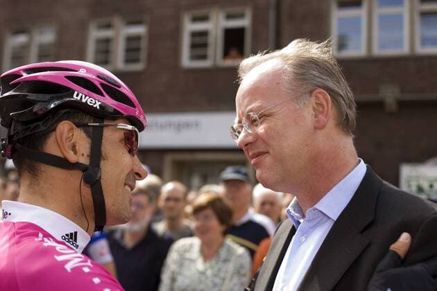 Erik Zabel (Deutschland T Mobile, li.) im Gespräch mit BDR Präsident Rudolf Scharping (Deutschland) Radsport Herren HEW Cyclassics 2005, ProTour, Straßenradsport, Straße, Rad, Vdig Gruppe Hamburg