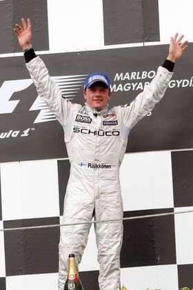 Siegerehrung nach dem GP von Ungarn 2005: Sieger Kimi Räikkönen (Finnland McLaren Mercedes) winkt den Zuschauern Motorsport Grand Prix Herren Großer Preis von Ungarn 2005, Formel 1 Weltmeisterschaft, F1, F, GP, WM Einzelbild Hungaroring Budapest Freude,
