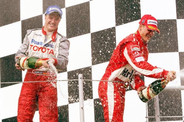 Siegerehrung nach dem GP von Ungarn 2005: Der Zweitplatzierte Michael Schumacher (Ferrari, re.) und sein Bruder Ralf (beide Deutschland Toyota), der den dritten Platz erreichte, bei der obligatorischen Sektdusche Motorsport Grand Prix Herren Großer Preis von Ungarn 2005, Formel 1 Weltmeisterschaft, F1, F, GP, WM Gruppe Hungaroring Budapest Freude, Begeisterung,