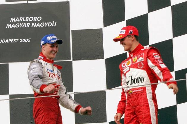Siegerehrung nach dem GP von Ungarn 2005: Der Zweitplatzierte Michael Schumacher (Ferrari, re.) und sein Bruder Ralf (beide Deutschland Toyota), der den dritten Platz erreichte Motorsport Grand Prix Herren Großer Preis von Ungarn 2005, Formel 1 Weltmeisterschaft, F1, F, GP, WM Gruppe Hungaroring Budapest Freude,