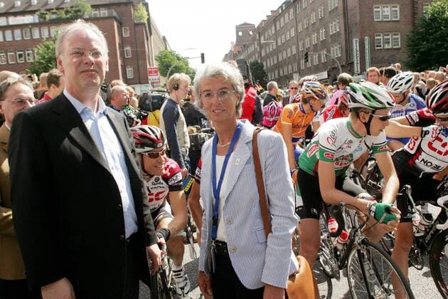 BDR Präsident Rudolf Scharping und Alexandra Dinges Dierig (CDU, Senatorin für Bildung und Sport, beide Deutschland) am Start Radsport Herren HEW Cyclassics 2005, ProTour, Straßenradsport, Straße, Rad, Gruppe Hamburg