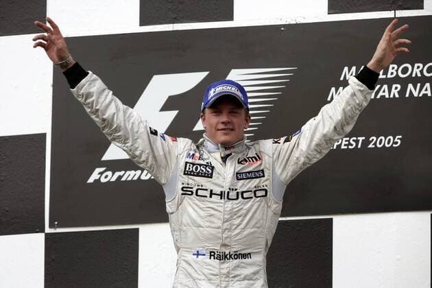 Siegerehrung beim GP von Ungarn 2005: Kimi Räikkönen (Finnland McLaren Mercedes) feiert seinen Sieg Motorsport Grand Prix Herren Großer Preis von Ungarn 2005, Formel 1 Weltmeisterschaft, F1, F, GP, WM Einzelbild Hungaroring Budapest Freude,