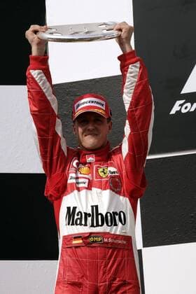 Siegerehrung beim GP von Ungarn 2005: Michael Schumacher (Deutschland Ferrari) mit dem Pokal für den zweiten Platz Motorsport Grand Prix Herren Großer Preis von Ungarn 2005, Formel 1 Weltmeisterschaft, F1, F, GP, WM Einzelbild Hungaroring Budapest Freude,