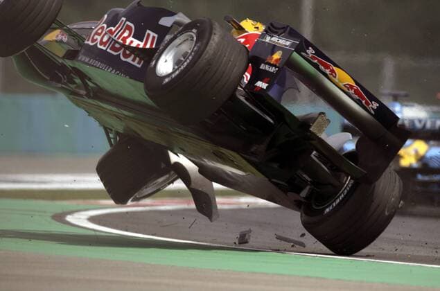 Spektakulärer Abflug des Boliden von Christian Klien (Österreich Red Bull Cosworth) Motorsport Grand Prix Herren Großer Preis von Ungarn 2005, Formel 1 Weltmeisterschaft, F1, F, GP, WM Einzelbild Hungaroring Budapest Dynamik, Höhe,