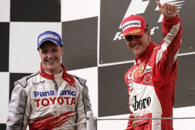 Siegerehrung nach dem GP von Ungarn 2005: Michael Schumacher (Ferrari, re.) wird Zweiter vor Bruder Ralf (beide Deutschland Toyota) Motorsport Grand Prix Herren Großer Preis von Ungarn 2005, Formel 1 Weltmeisterschaft, F1, F, GP, WM Gruppe Hungaroring Budapest Freude,