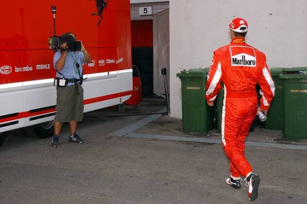 Michael Schumacher (Deutschland Ferrari) entkommt auch auf dem Weg zum Fahrerlager nicht den Fernsehkameras -  Motorsport Grand Prix Herren Großer Preis von Ungarn 2005, Formel 1 Weltmeisterschaft, F1, F, GP, WM Gruppe Hungaroring Budapest