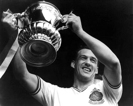 Nathaniel Lofthouse (Bolton) mit dem FA Cup -  Fußball Herren FA Cup 1957 1958, Englischer Pokal, Pokalspiel, Bolton Wanderers, Finale, Endspiel, Vneg, Vsw Einzelbild London Wembley Freude,