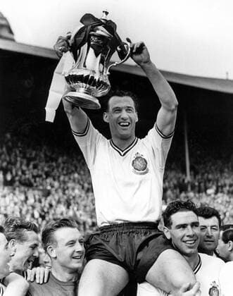 Nathaniel Lofthouse (Bolton) wird mit dem FA Cup von seinen Mitspielern auf den Schultern getragen -  Fußball Herren FA Cup 1957 1958, Englischer Pokal, Pokalspiel, Bolton Wanderers, Finale, Endspiel, Vneg, Vsw Gruppe London Wembley Freude, Begeisterung,