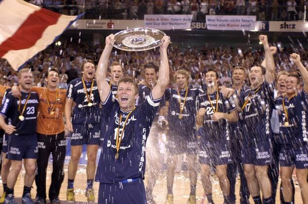 Mannschaftskapitän Sören Stryger (Flensburg) präsentiert stolz die Meisterschale Handball 1. BL Herren Saison 2003 2004, Feier, Meisterfeier, SG Flensburg Handewitt Totale Flensburg Freude, Begeisterung,