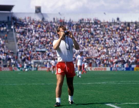 Gerard Gray (Kanada) schießt während der Erwärmung noch schnell ein Erinnerungsfoto Fußball WM Herren Weltmeisterschaft 1986, Länderspiel, Nationalmannschaft, Nationalteam, Gruppe C Einzelbild Leon