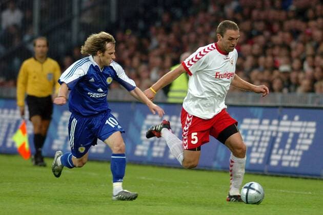 Ljubo Milicevic (Thun, re.) gegen Florin Cernat (Kiew) Fußball EC 1 Herren Champions League Qualifikation 2005 2006, Gruppe Thun Dynamik,
