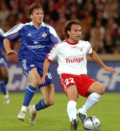 David Pallas (Thun, re.) gegen Edgaras Cesnauskis (Kiew) Fußball EC 1 Herren Champions League Qualifikation 2005 2006, FC Thun - Dinamo Kiev 1:0, Dynamo Kiew Gruppe Thun Dynamik,