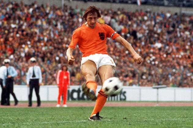 Johan Cruyff (Niederlande) zieht ab -  Fußball WM Herren Weltmeisterschaft 1974, Nationalmannschaft, Nationalteam, Nationaltrikot, Länderspiel, Gruppe 3 Einzelbild Hannover Dynamik,
