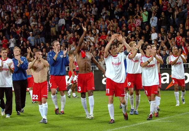 Die Mannschaft vom FC Thun bejubelt den Einzug in die dritte Runde der Champions League Qualifikation Fußball EC 1 Herren Champions League Qualifikation 2005 2006, Super, Nationalliga A, NLA, 1. Schweizer Liga, FC Thun Totale Thun Begeisterung, Freude,