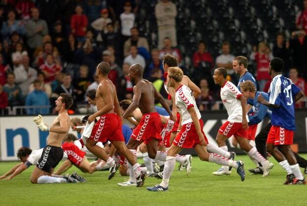 Die Mannschaft vom FC Thun bejubelt den Einzug in die dritte Runde der Champions League Qualifikation Fußball EC 1 Herren Champions League Qualifikation 2005 2006, Super, Nationalliga A, NLA, 1. Schweizer Liga, FC Thun Totale Thun Begeisterung, Freude,
