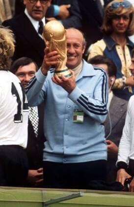 Weltmeister BR Deutschland - Bundestrainer Helmut Schön mit dem FIFA Weltpokal -  Fußball WM Herren Weltmeisterschaft 1974, Nationalmannschaft, Nationalteam, Länderspiel, Finale, Endspiel Gruppe München Glück, Freude,