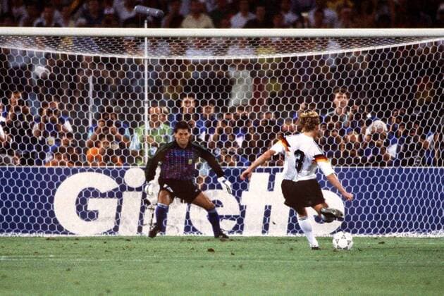 Andreas Brehme (BR Deutschland) zieht beim Strafstoß ab und trifft zum 1:0, Torwart Sergio Goycochea (Argentinien) erwartet den Ball (Serie 1 4)-  Fußball WM Herren Weltmeisterschaft 1990, Nationalmannschaft, Nationalteam, Nationaltrikot, Weltmeisterschaftshistorie Totale Geschichte, Historie, Fußballgeschichte Rom, Fußballhistorie, Finale, Endspiel Dynamik,