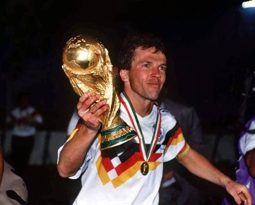 Lothar Matthäus (BR Deutschland) jubelt mit dem FIFA Weltpokal -  Fußball WM Herren Weltmeisterschaft 1990, Nationalmannschaft, Nationalteam, Nationaltrikot, Länderspiel, Finale Einzelbild Rom Glück, Freude,