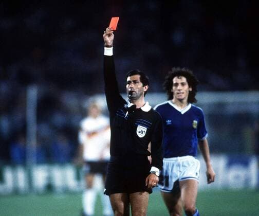 FIFA Schiedsrichter Edgardo Codesal Mendez (Mexiko) zückt selbstsicher die Rote Karte, Pedro Troglio (Argentinien) schaut zu -  Fußball WM Herren Weltmeisterschaft 1990, Nationalmannschaft, Nationalteam, Nationaltrikot, Länderspiel, Finale Gruppe Rom