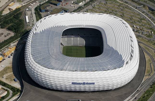 Luftaufnahme der Münchner Allianz Arena, Spielstätte der FIFA Weltmeisterschaft 2006 in Deutschland Fußball 1. BL Herren Vorschau 2005, Weltmeisterschaft 2006, WM, FC Bayern München, TSV 1860 Totale AllianzArena, World Cup Stadium, Worldcup München Fröttmaning