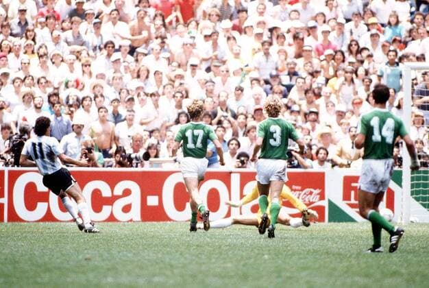 Jose Luis Burruchaga (Argentinien, li.) überwindet Torwart Harald - Toni - Schumacher und trifft zum 3:2, Ditmar Jakobs (2.v.li.), Andreas Brehme (2.v.re.) und Thomas Berthold (alle BR Deutschland) schaut zu -  Fußball WM Herren Weltmeisterschaft 1986, Nationalmannschaft, Nationalteam, Nationaltrikot, Länderspiel, Finale Totale Dietmar Mexiko Stadt, Mexico City