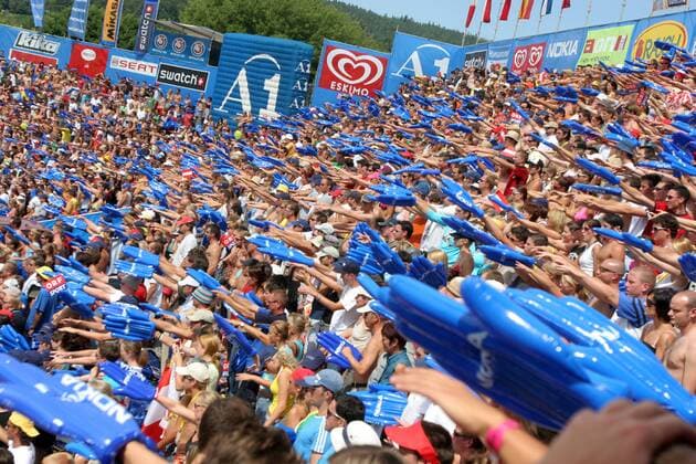 Beachvolleyballfans machen die Welle Beachvolleyball Herren Swatch FIVB World Tour 2005, Grand Slam, Worldtour, Beach Totale Sponsor, Sponsoring, Werbepartner, Werbung Klagenfurt Begeisterung, Freude,