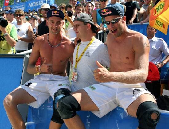 Die Beachvolleyballer Clemens Doppler (li.) und Nikolas Berger (re., beide Österreich) gut gelaunt mit einem behinderten Zuschauer Beachvolleyball Herren Swatch FIVB World Tour 2005, Grand Slam, Worldtour, Beach Gruppe nackter, halbnackt Klagenfurt