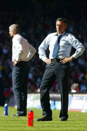 Trainer Jose Mourinho (Chelsea, re) und Trainer A. Wenger (Arsenal) nachdenklich am Spielfeldrand -  Fußball Herren Community Shield 2005 (2006), Charity, englischer Supercup, English Premier League Gruppe Cardiff Nachdenklichkeit,