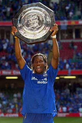 Didier Drogba (Chelsea) reckt den Community Shield in die Höhe -  Fußball Herren Community Shield 2005 (2006), Charity, englischer Supercup, English Premier League Einzelbild Cardiff Begeisterung, Freude,
