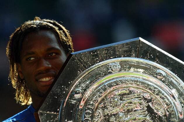 Didier Drogba (Chelsea) mit dem Community Shield -  Fußball Herren Community Shield 2005 (2006), Charity, englischer Supercup, English Premier League Einzelbild Cardiff Glück, Freude,