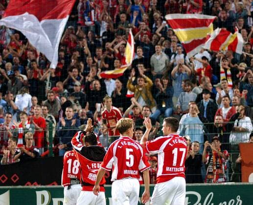 Schlußjubel Union, v.re.: Torsten Mattuschka, Jörg Heinrich, Karim Benyamina und Daniel Schulz lassen sich von den Fans feiern Fußball Herren NOFV Oberliga Nord, Nordost, 1.FC Union Berlin o0 2005 2006 Totale Berlin Freude,