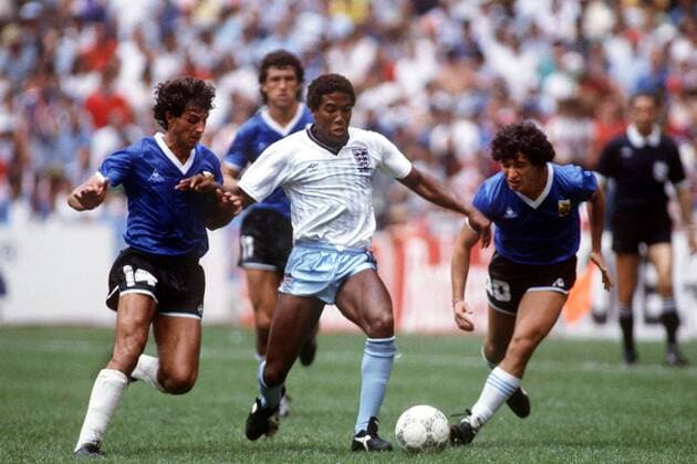 John Barnes (England, Mitte) gegen Ricardo Giusti (li.) und Carlos Tapia (beide Argentinien) -  Fußball WM Herren Weltmeisterschaft 1986, Nationalmannschaft, Nationalteam, Nationaltrikot, Länderspiel, Viertelfinale Gruppe Mexiko Stadt, Mexico City Dynamik, Kampf,