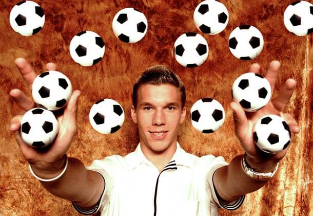 Fotomontage: Lukas Podolski (Deutschland 1. FC Köln) mit vielen kleinen Minifußbällen Fußball 1. BL Herren Shooting 2005, Fotoshooting, Fototermin, Porträttermin Einzelbild Aufmacher Mainz, Montage