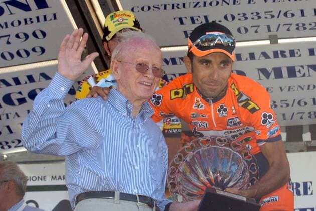 Luca Mazzanti (Panaria), Sieger des GP Fred Mengoni bei den Due Giorni Marchigiana 2005, während der Siegerehrung mit Namenspatron Fred Mengoni (beide Italien) -  Radsport Herren Due Giorni Marchigiana 2005, GP Fred Mengoni, 2, Straßenradsport, Straße, Rad Gruppe