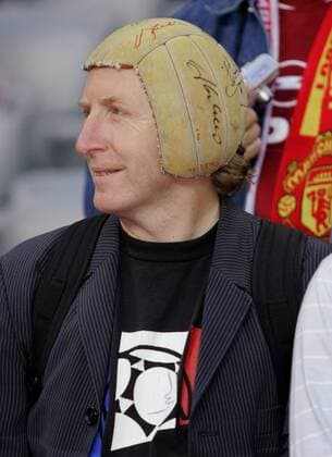 Hier bekommt Kopfball einen ganz neuen Sinn - Fan mit einem besonderen Kopfschmuck Fußball 1. BL Herren Saison 2005 2006, Einzelbild München Komik,
