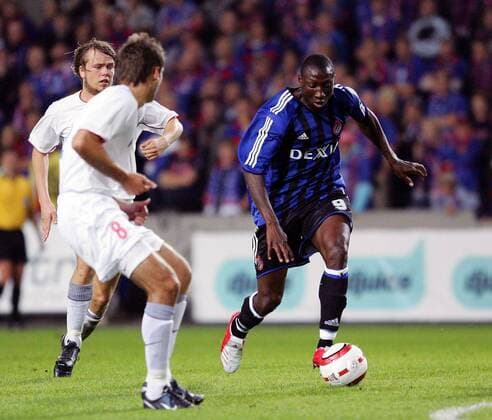 Manasseh Ishiaku (FC Brügge, re.) gegen Christian Grindheim (hi.) und Hoseth (beide Valerenga) Fußball EC 1 Herren Champions League Qualifikation 2005 2006, Valerenga IF - Club Brügge KV 1:0 Gruppe Oslo Dynamik,