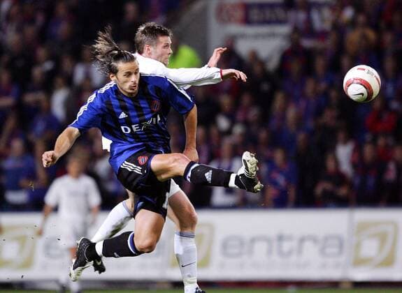 Bosko Balaban (FC Brügge, li.) gegen Kjetil Waehler (Valerenga) Fußball EC 1 Herren Champions League Qualifikation 2005 2006, Valerenga IF - Club Brügge KV 1:0 Gruppe Oslo Dynamik,