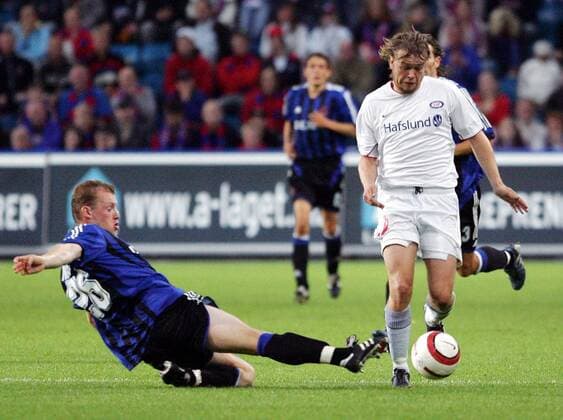 Christian Grindheim (Valerenga IF, re.) gegen Birger Maertens (FC Brügge) Fußball EC 1 Herren Champions League Qualifikation 2005 2006, Valerenga IF - Club Brügge KV 1:0 Gruppe Oslo Dynamik, Kampf,