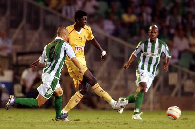 Emmanuel Adebayor (Monaco, Mitte) gegen Dani (li.) und Marcos Assuncao (beide Betis) Fußball EC 1 Herren Champions League Qualifikation 2005 2006, Betis Sevilla - AS Monaco 1:0 Gruppe pan10425 Sevilla Dynamik,  