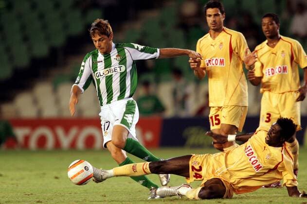 Joaquin (Betis, li.) gegen Emmanuel Adebayor (Monaco) Fußball EC 1 Herren Champions League Qualifikation 2005 2006, Betis Sevilla - AS Monaco 1:0 Gruppe pan10425 Sevilla Dynamik, Kampf,  