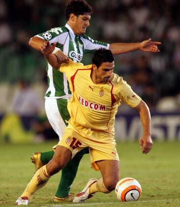 Alberto Rivera Pizarro (Betis, li.) gegen Vassilis Zikos (Monaco) Fußball EC 1 Herren Champions League Qualifikation 2005 2006, Betis Sevilla - AS Monaco 1:0 Gruppe pan10425 Sevilla Dynamik, Kampf,  