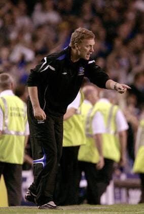 Trainer David Moyes (Everton) gibt Anweisungen - EDITORIAL USE ONLY. No use with unauthorised audio, video, data, fixture lists, club league logos or live services. Online in-match use limited to 120 images, no video emulation. No use in betting, games or single club league player publications. Fußball EC 1 Herren Champions League Qualifikation 2005 2006, FC Everton Einzelbild Liverpool